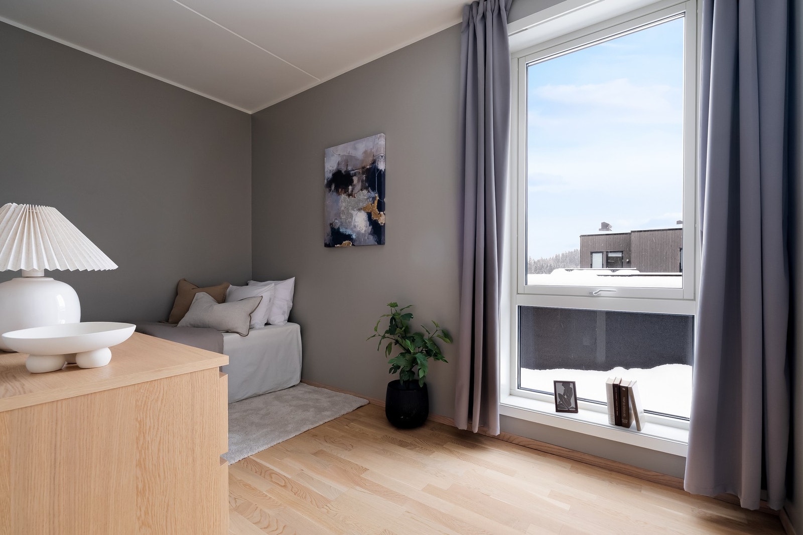 Soverom 3 er romslig og har god plass til både seng, skrivebord og garderobeskap. Galleribilde