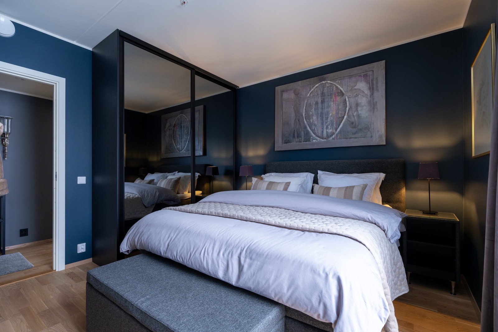 Stort hovedsoverom/Mastersuite med en-suite bad og eget garderoberom. Galleribilde