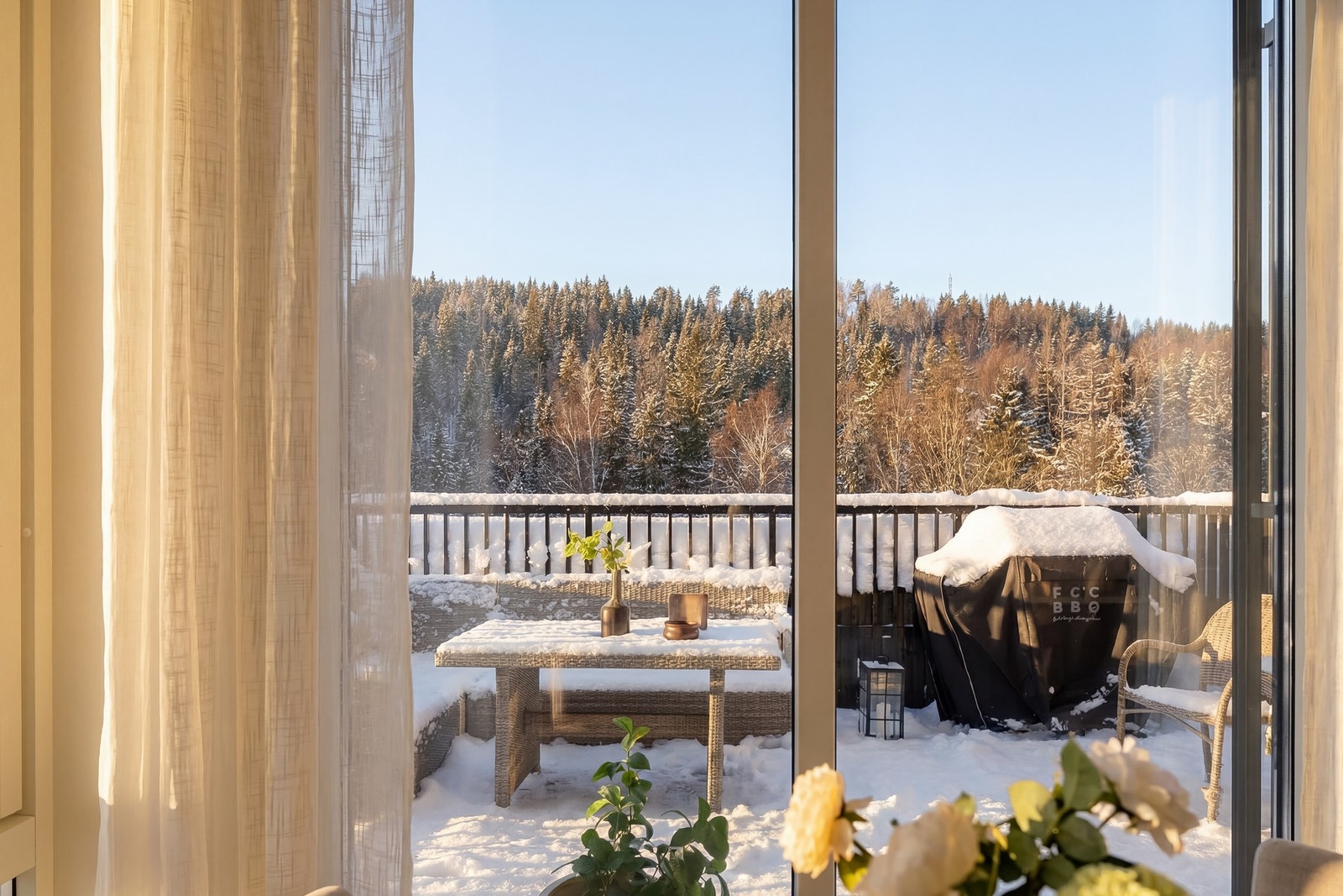 Fra kjøkkenet er det utgang til den solrike og romslige terrassen på 20 kvm. Galleribilde