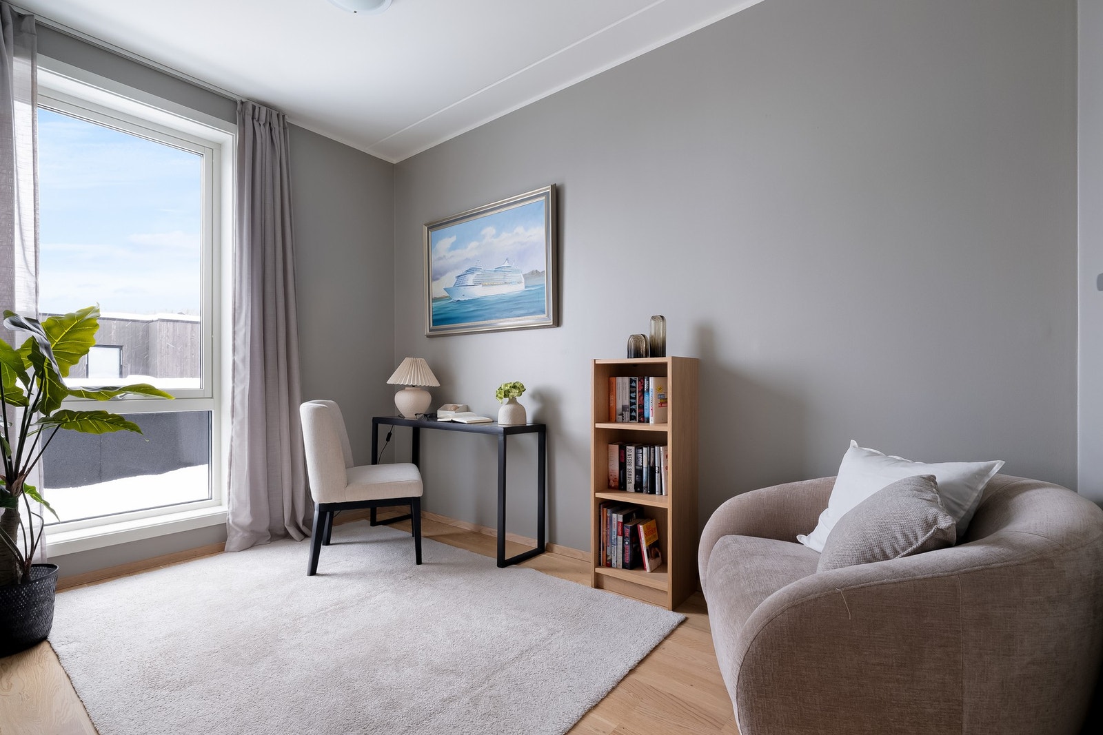 Soverom 2 er romslig og har god plass til både seng, skrivebord og garderobeskap. Galleribilde