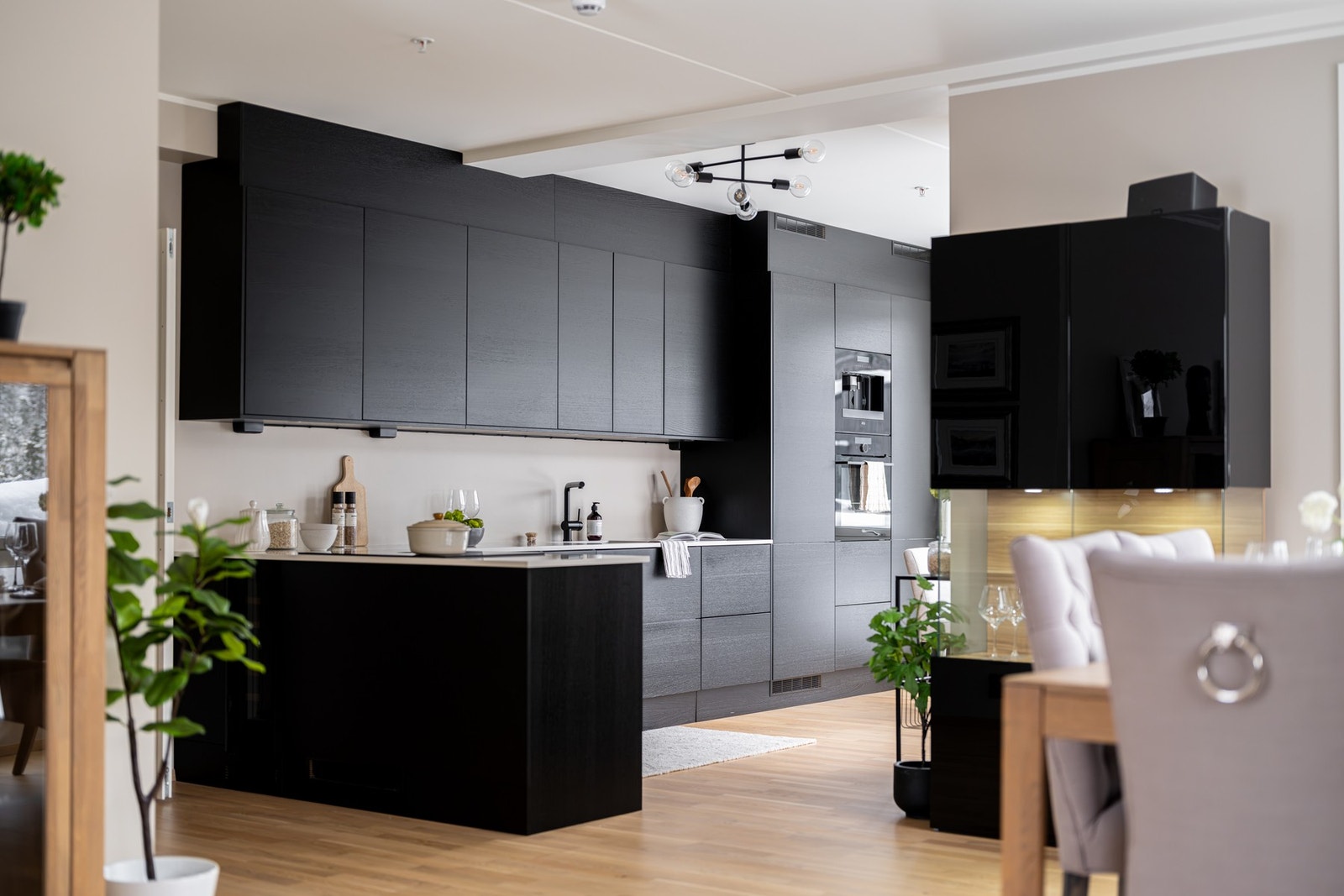 Kjøkkenet har innredning fra Sigdal og er rålekkert og påkostet. Galleribilde