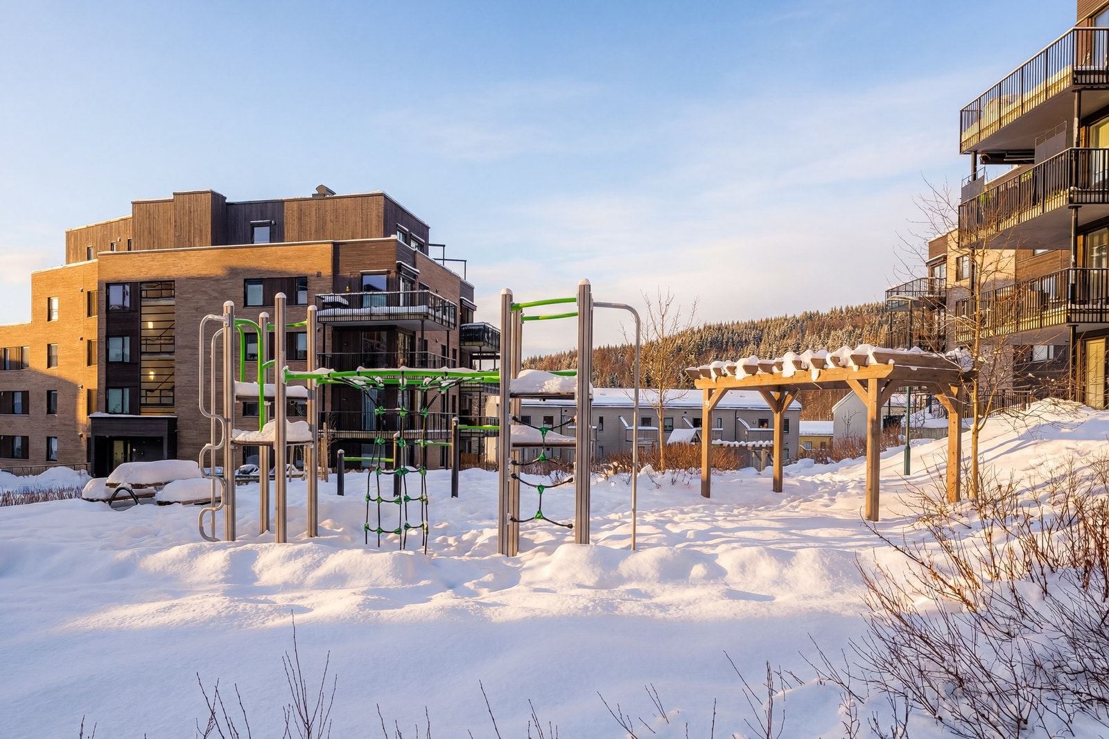 Fine fellesområder med opparbeidete gangveier, lekeapparater og sittegrupper. Galleribilde