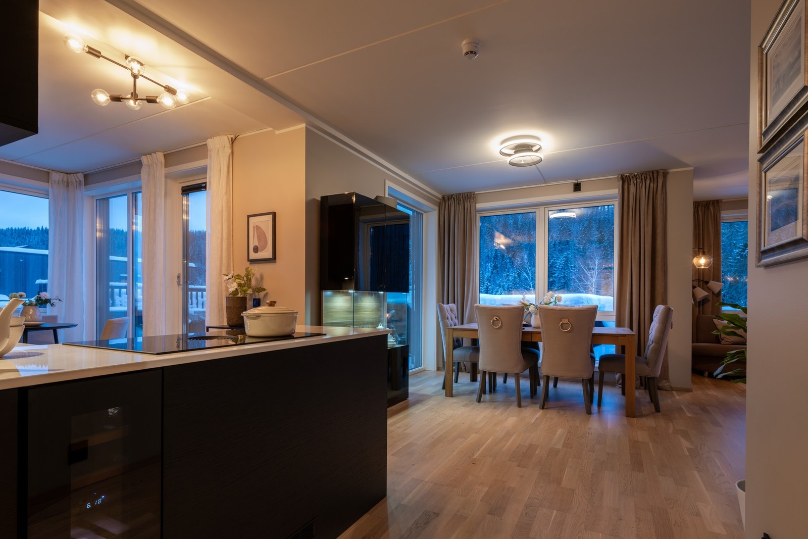 Legg merke til de store gulv-til-tak vinduene. Galleribilde