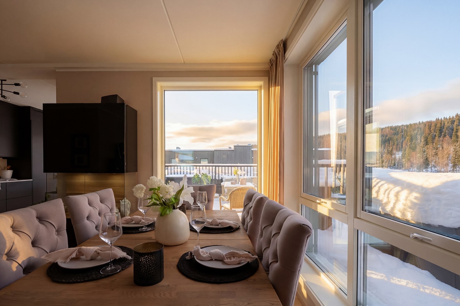 Leiligheten ligger helt usjenert på topp og ende av boligblokka med svært gode lys- og utsiktsforhold. Galleribilde