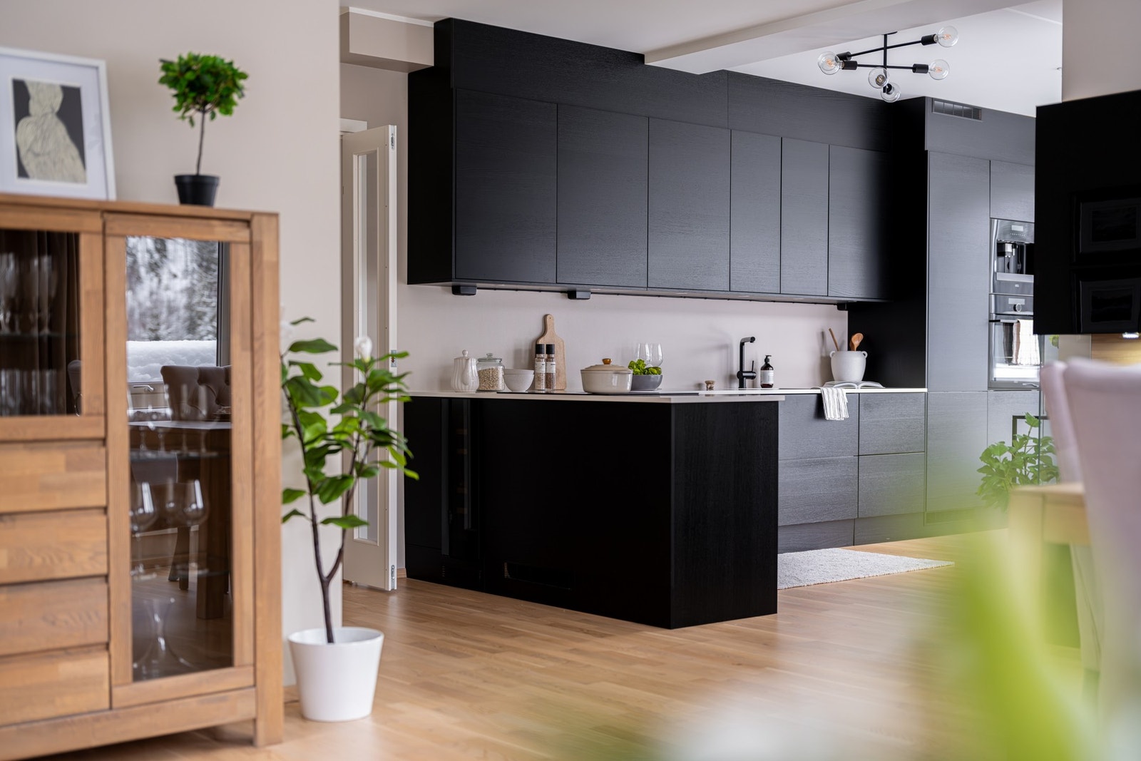 Det er delvis åpen løsning mellom kjøkken og stue. Galleribilde