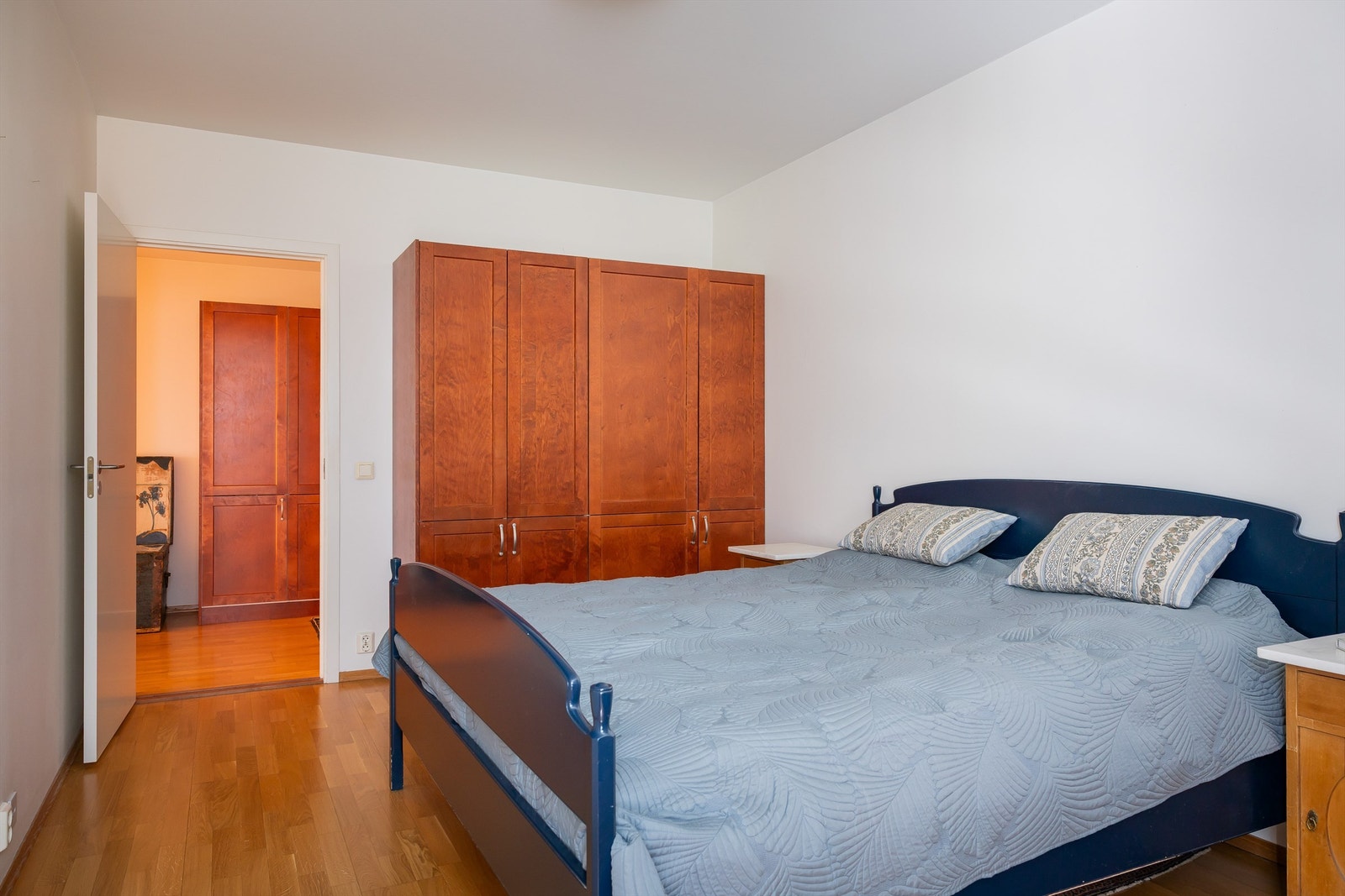 Leiligheten har to soverom hvorav det største har et privat baderom. Galleribilde