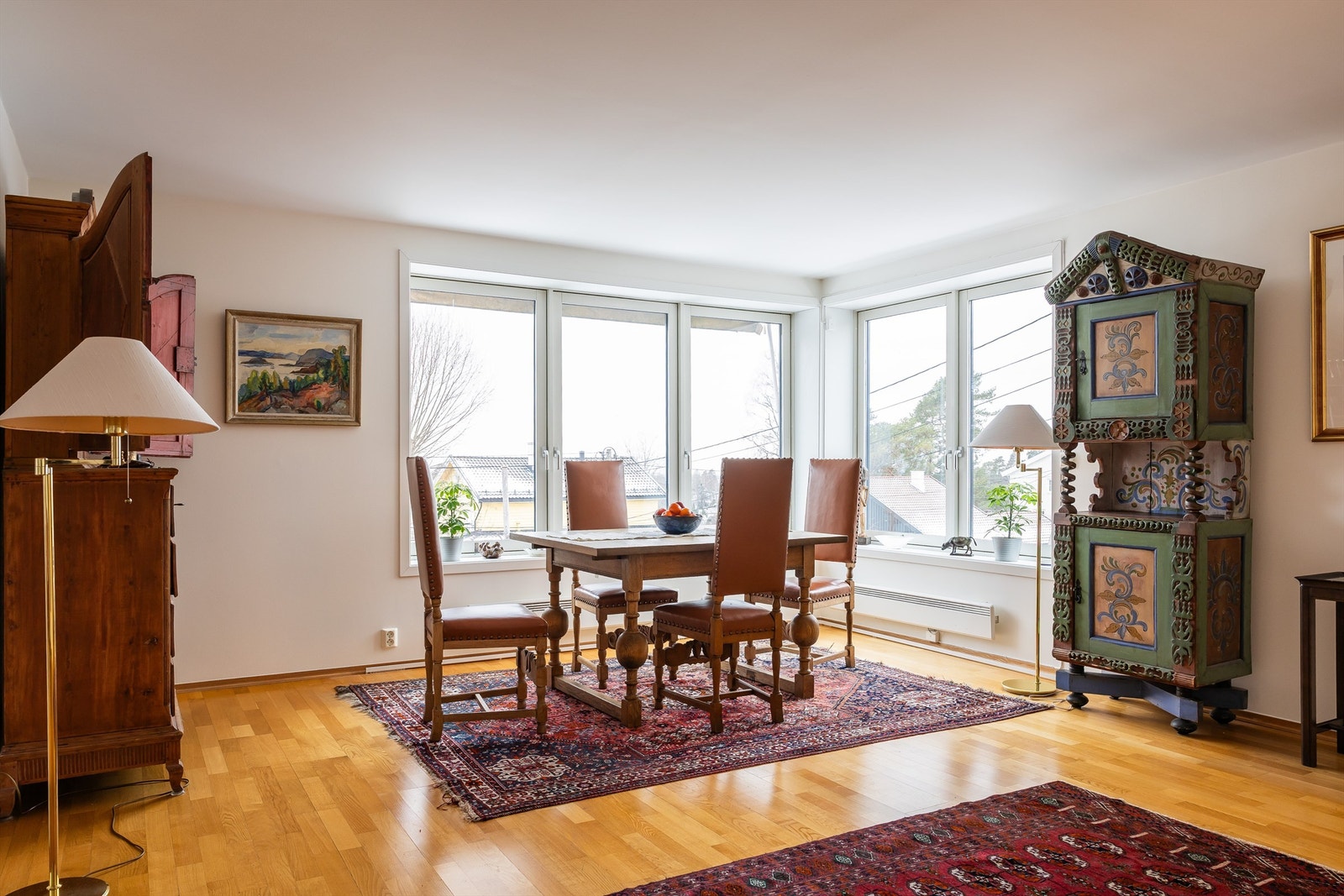 De store vindusflatene sørger for mye naturlig lys inn i leiligheten. Det er godt utsyn mot vest og mot nordvest ser man Holmenkollen. Galleribilde