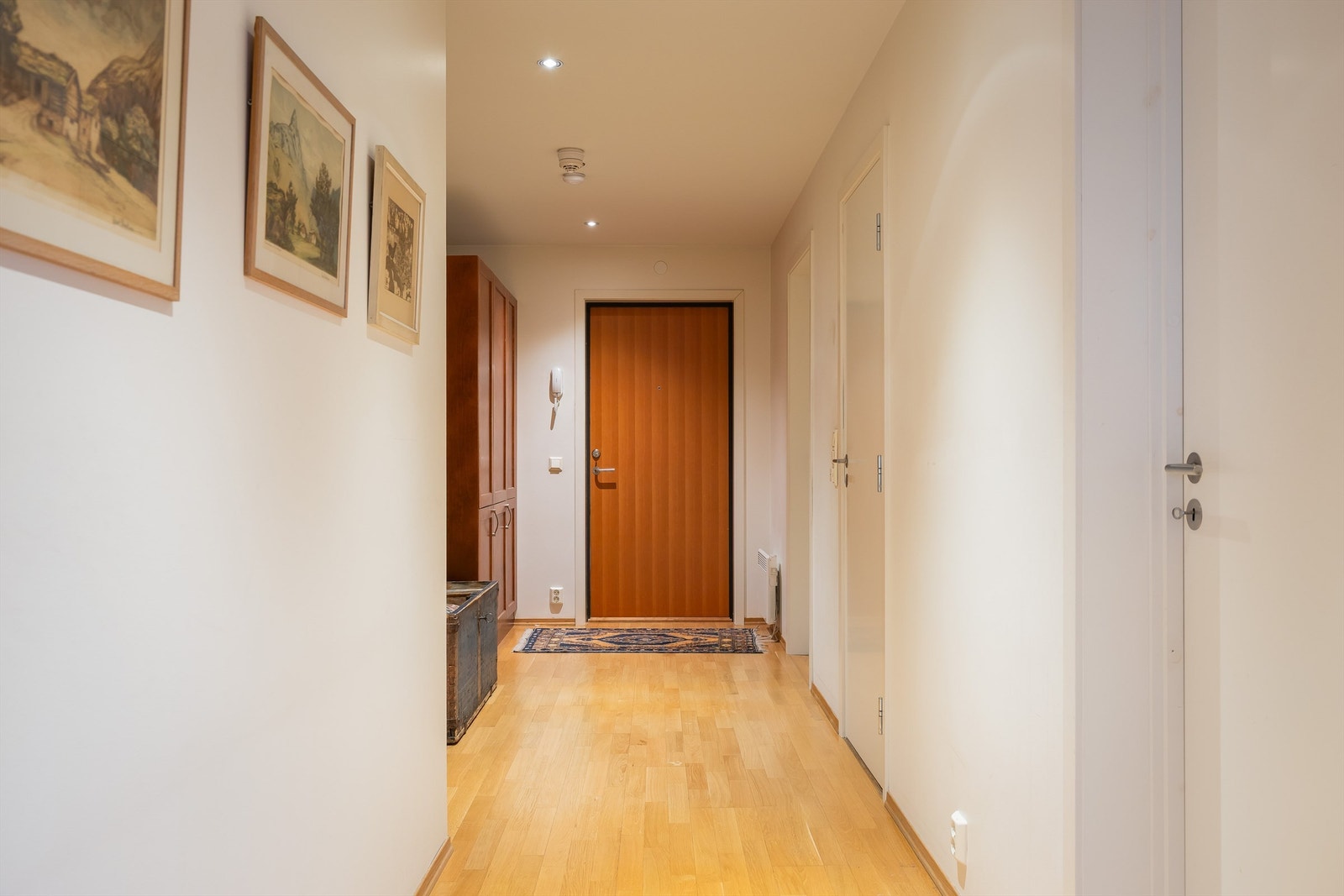 Velkommen inn til en romslig entré med god plass til å henge fra seg yttertøy o.l. Galleribilde