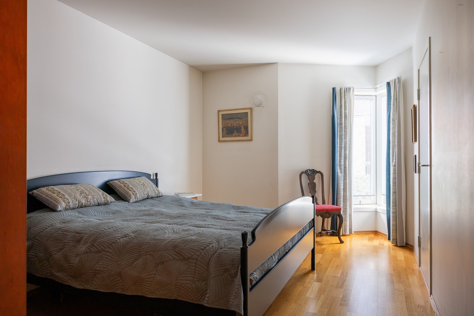 Rommet har god plass til dobbeltseng, garderobeskap og øvrig soveromsmøblement. Galleribilde