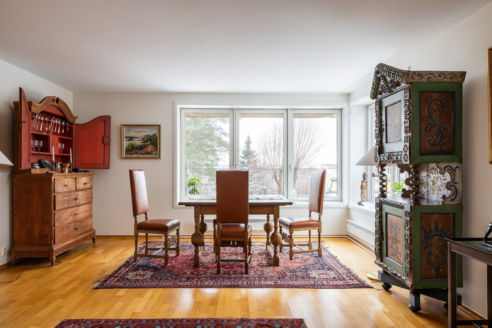 Spisebordet får en naturlig plass i stuen. Her er det plass til å holde større middagsselskaper. Galleribilde