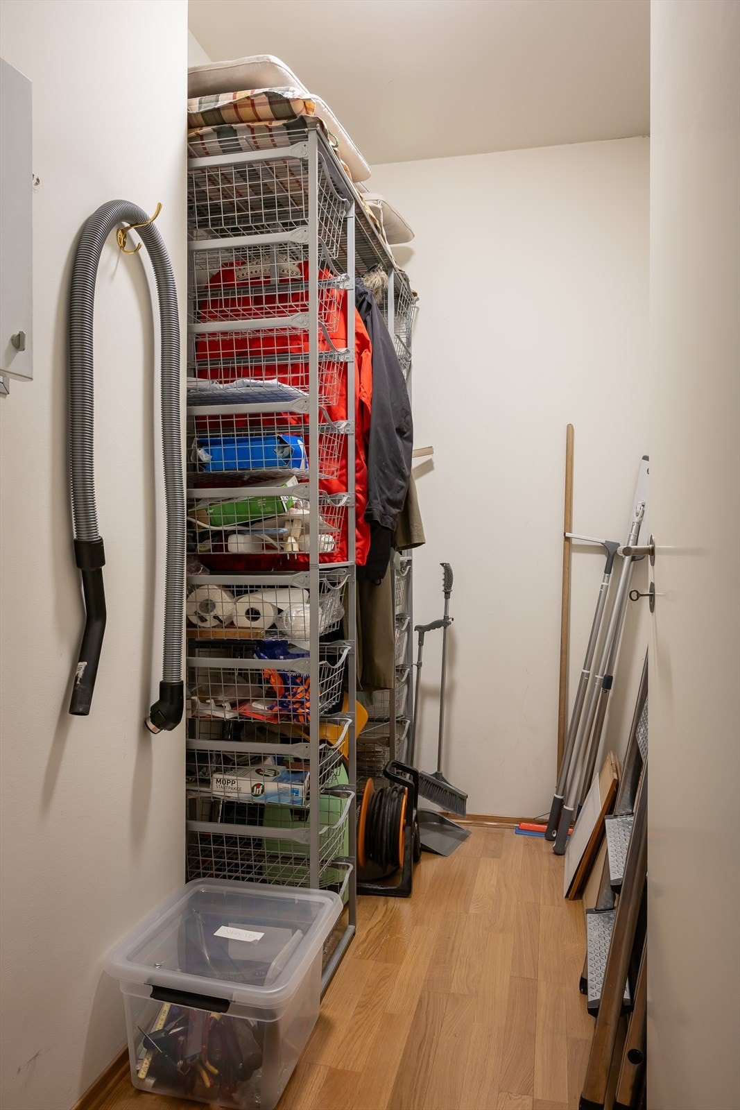 I tilknytning til entréen er det en praktisk innvendig bod for ekstra oppbevaring. Galleribilde