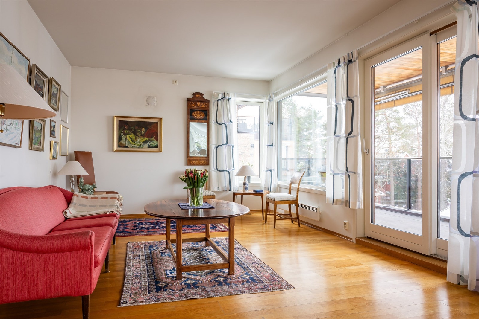 Fra stuen er det utgang til leilighetens solrike balkong. Galleribilde