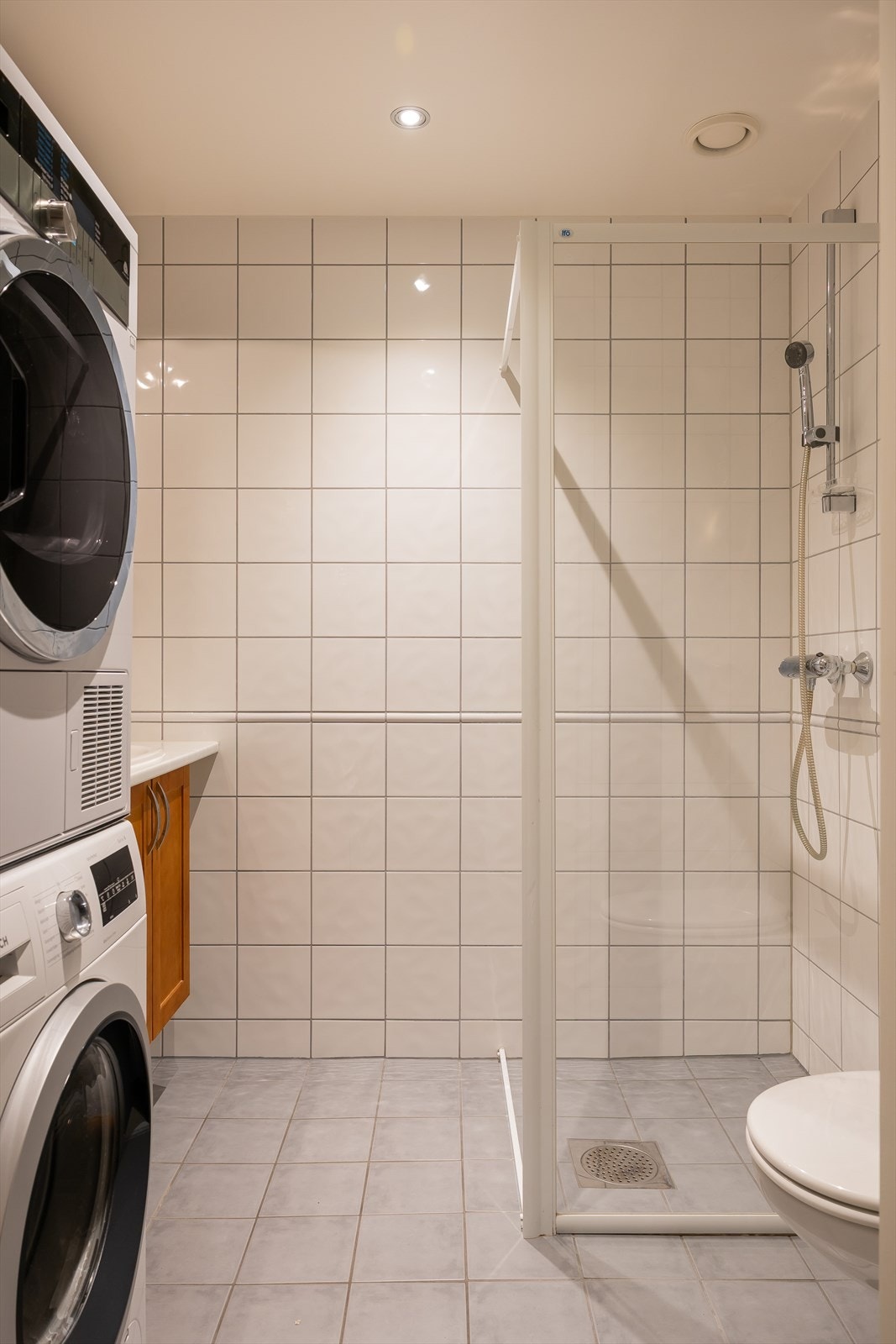 Baderom nr. 2 har adkomst fra entréen og har opplegg til vaskemaskin. Galleribilde