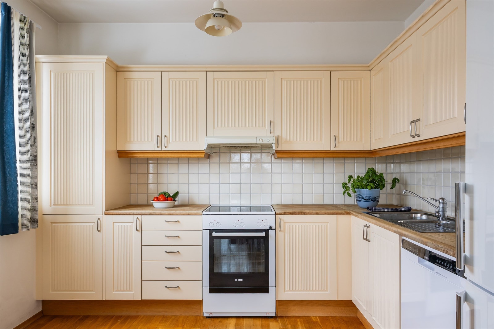 Norema kjøkken fra 2003 med profilerte fronter og benkeplate av heltre. Galleribilde