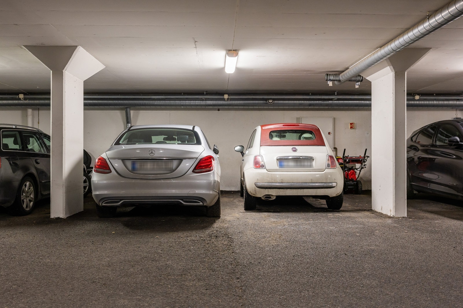 Det medfølger to garasjeplasser som har god beliggenhet i felles garasjekjeller. Galleribilde