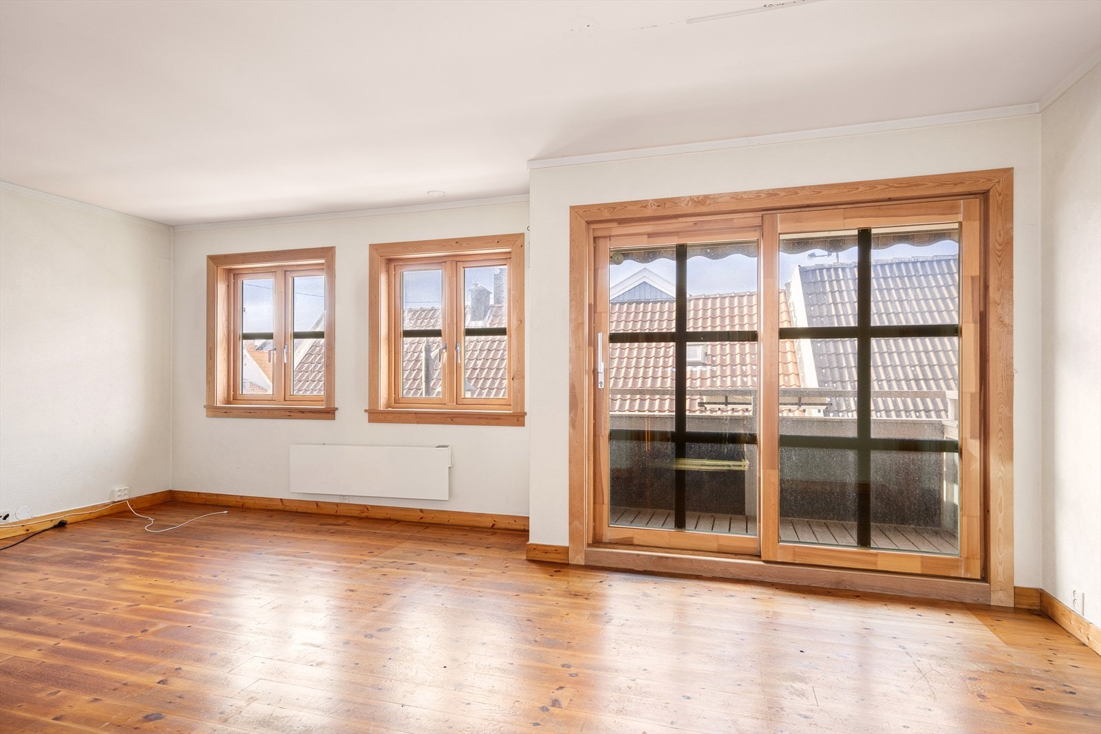 Stue med store vindusflater som sørger for gode innvedige lysforhold. Galleribilde