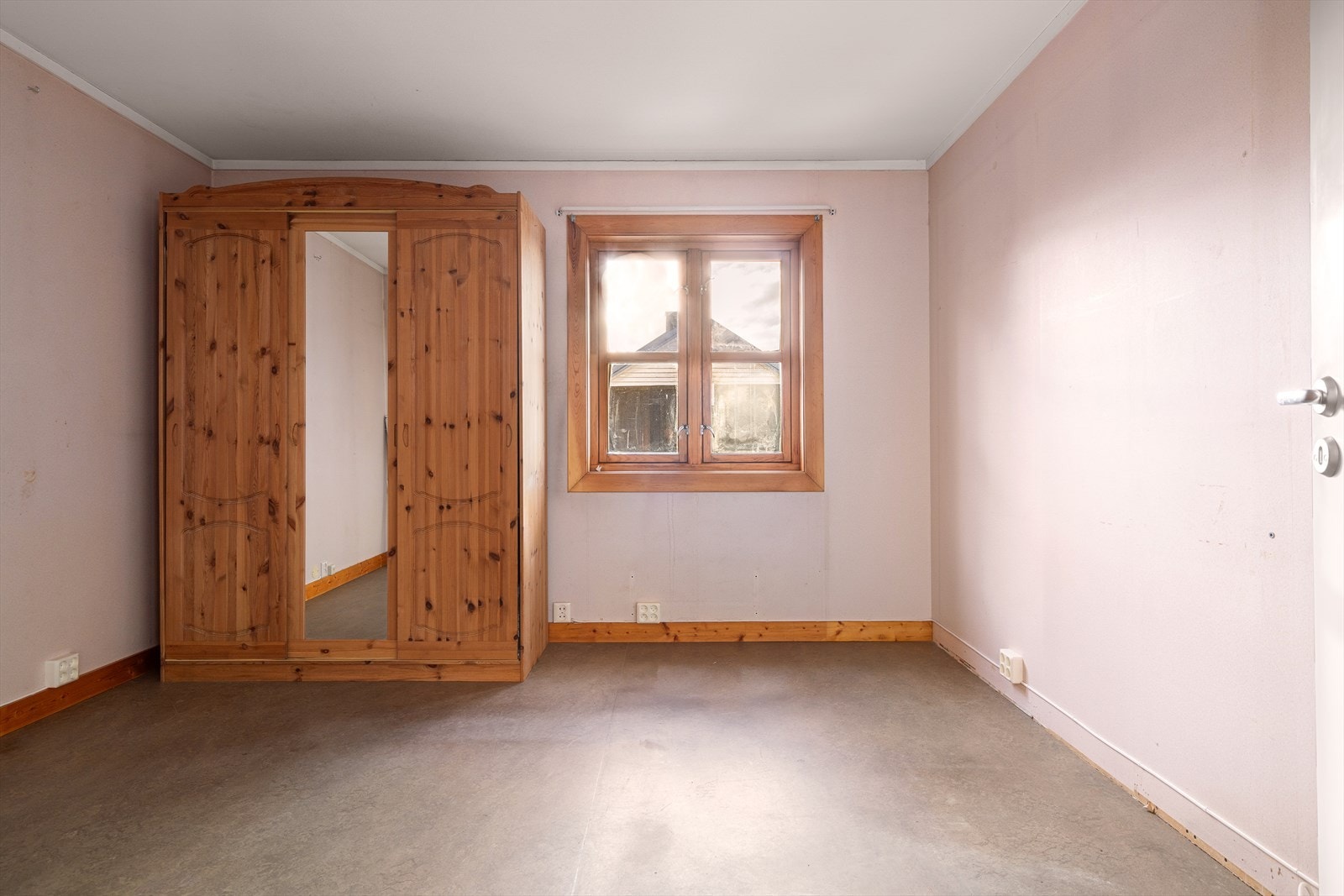 Soverom med god plass til både dobbeltseng og garderobeskap. Galleribilde