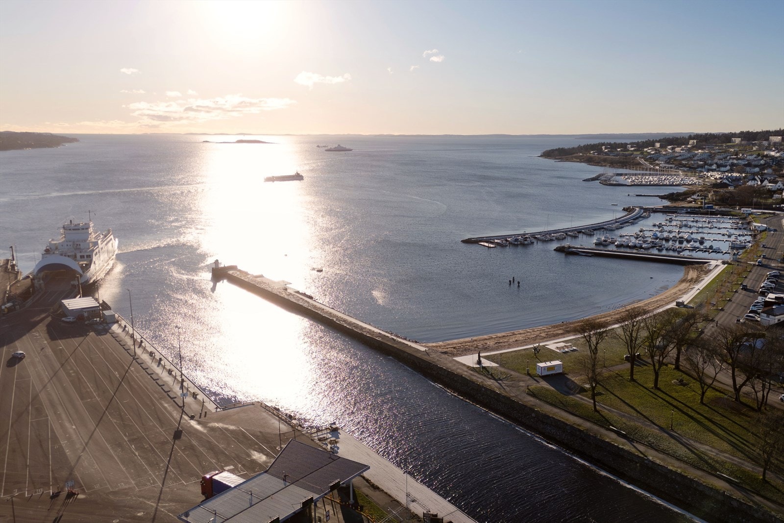 Sjøbadet ligger rett over kanalen, en populær bystrand. Galleribilde
