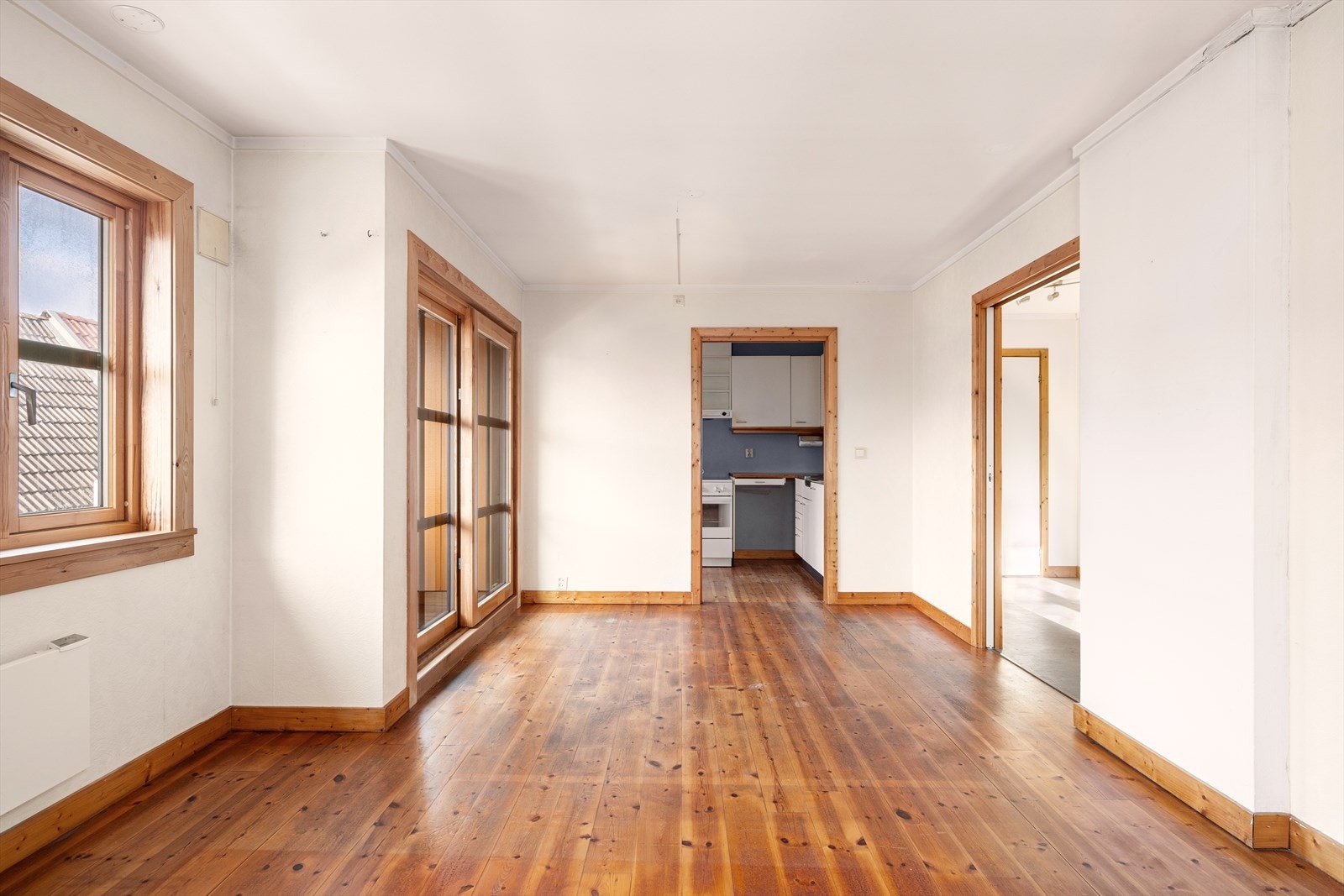 Spiseplassen får sin naturlige plass ved skyvedørene ut mot balkongen. Galleribilde