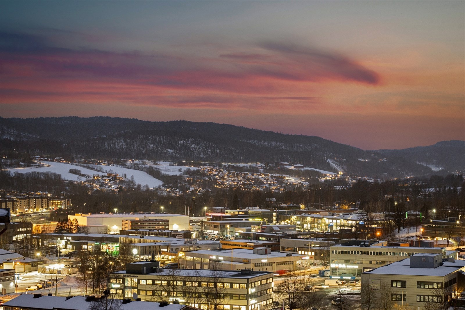 Gode buss- og T-baneforbindelser knytter deg effektivt til Sandvika og omkringliggende områder Galleribilde