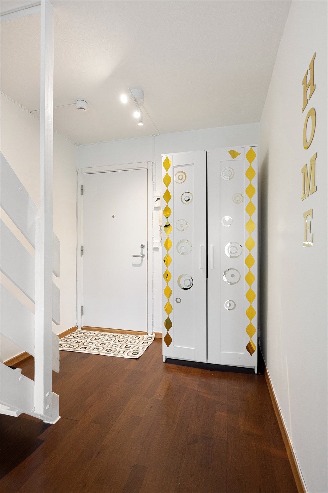 Velkommen inn! Garderobeplass i gangen. Galleribilde