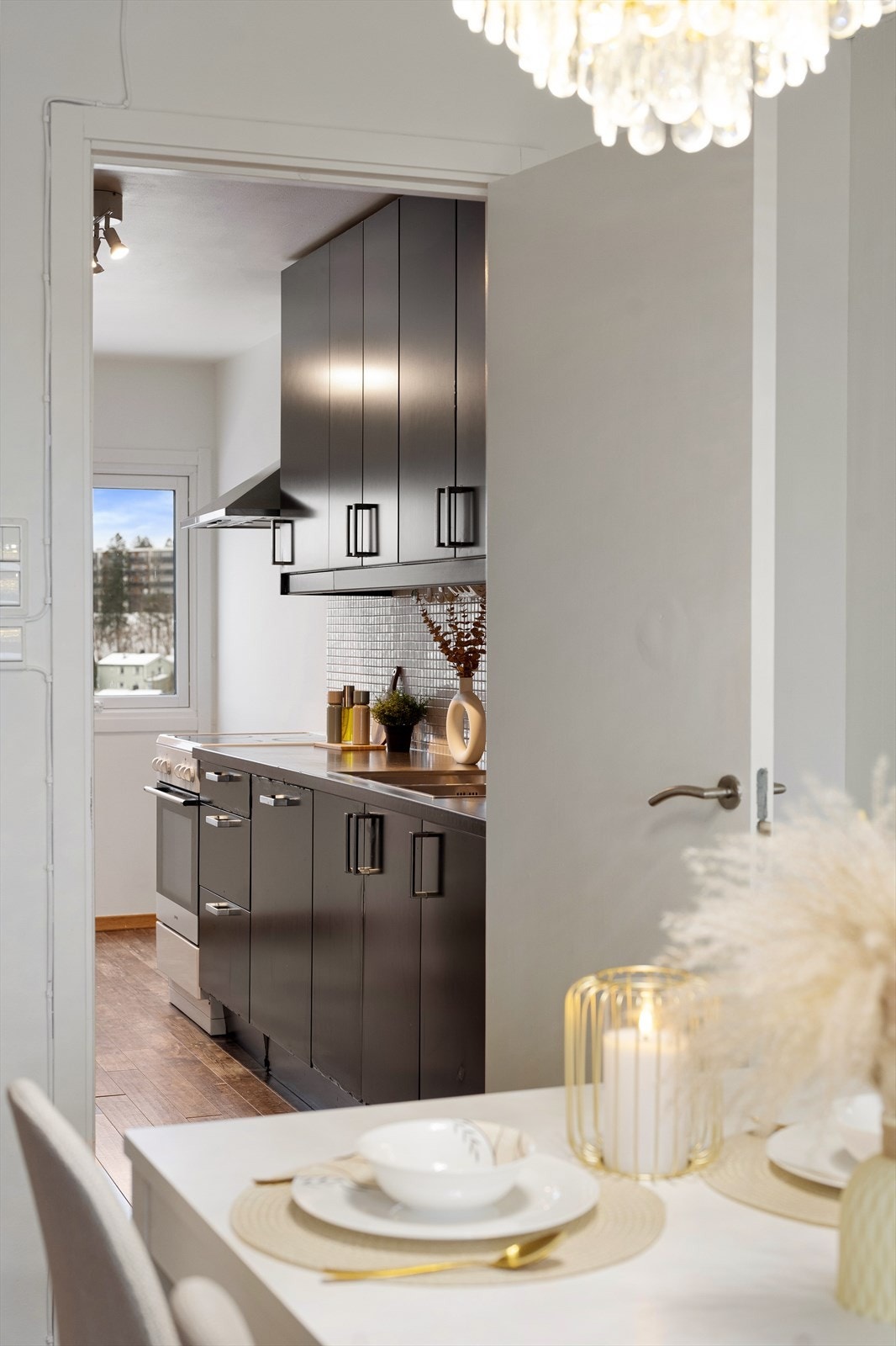 Fra spisestue inn mot kjøkkenet. Lett tilgang og sosialt kjøkken. Galleribilde