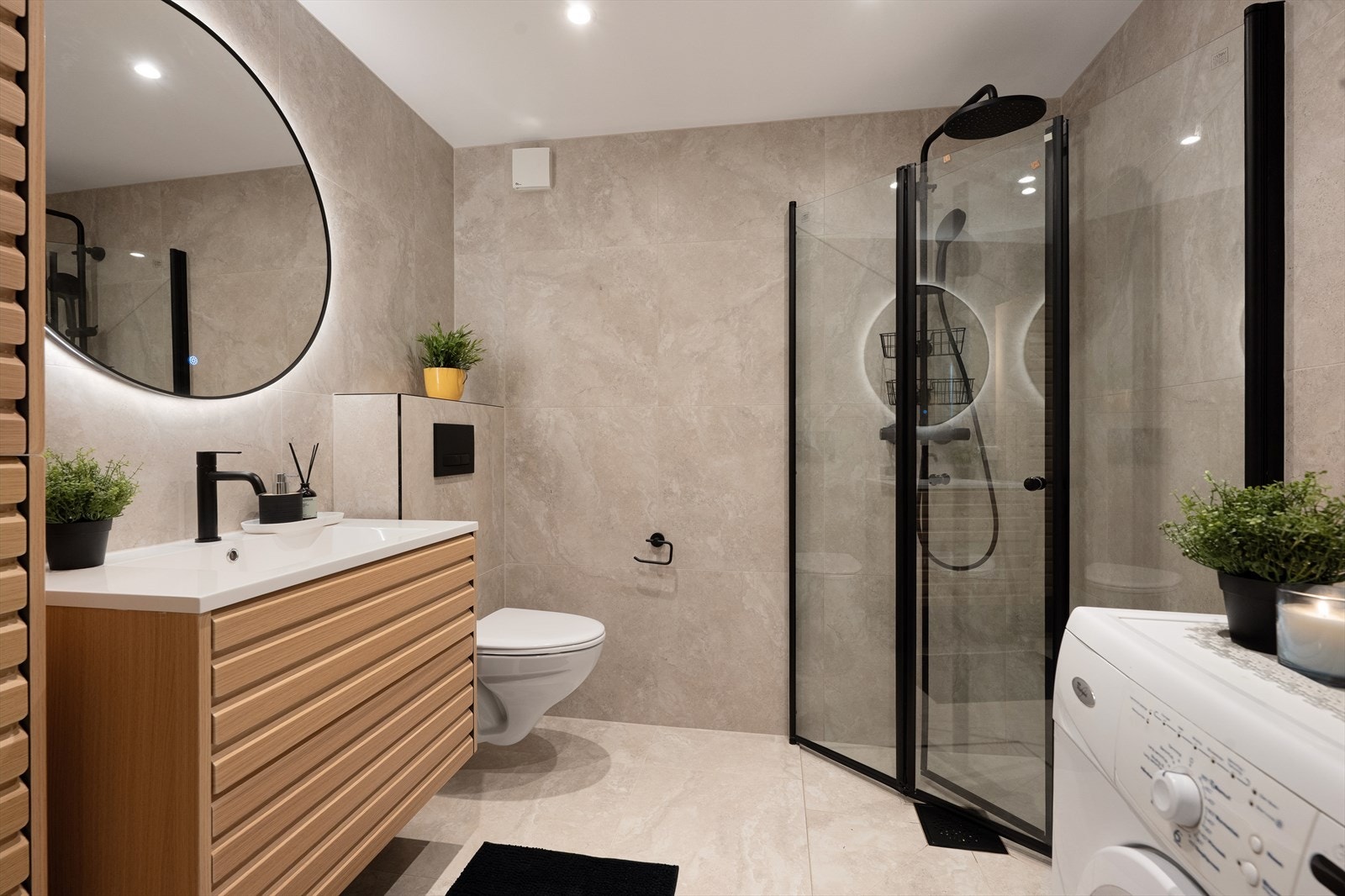 Lekkert og moderne bad fra 2025, med flislagt gulv, varmekabler og integrerte spotter i taket. Galleribilde