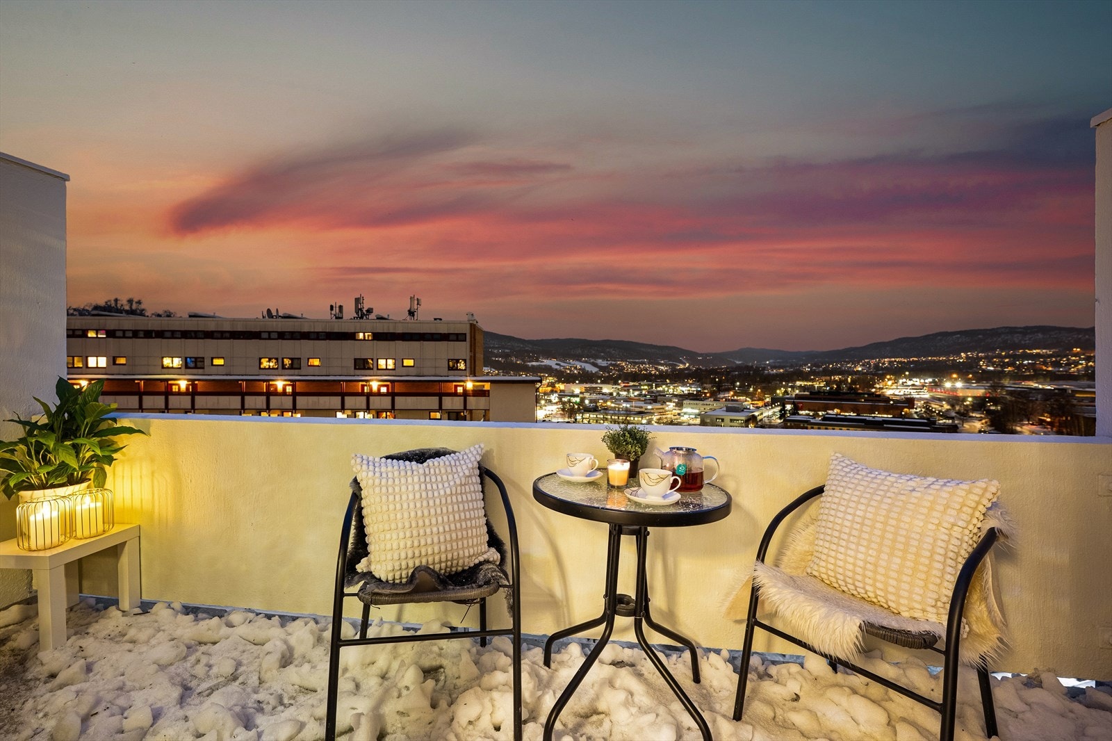 Vestvendt balkong hvor du kan sole deg og grille på sommeren. Galleribilde