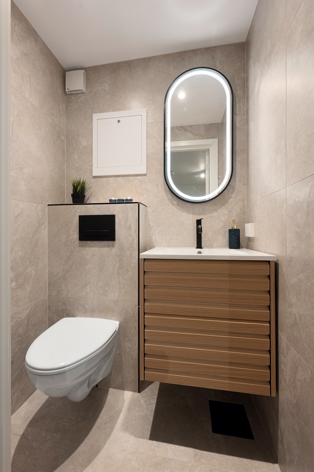 Leiligheten har også et separat toalettrom, renovert i 2025 med varmekabler i gulvet. Lekkert og moderne. Galleribilde