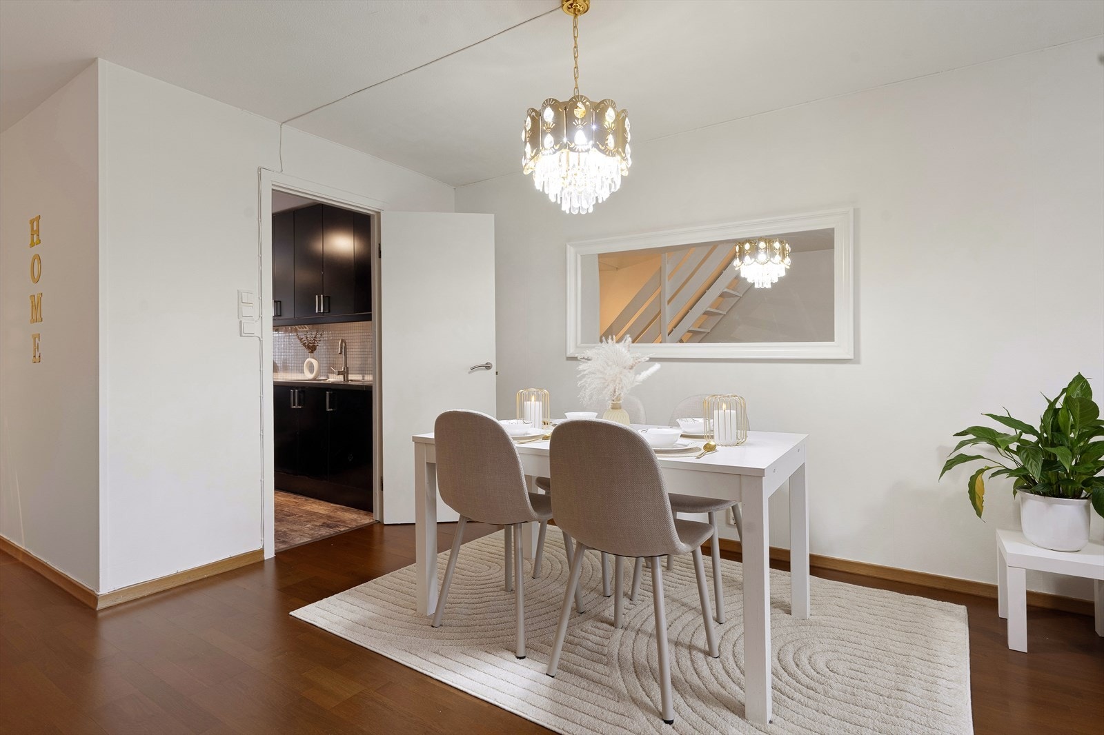 Spiseplassen er lys og romslig med god plass. Galleribilde