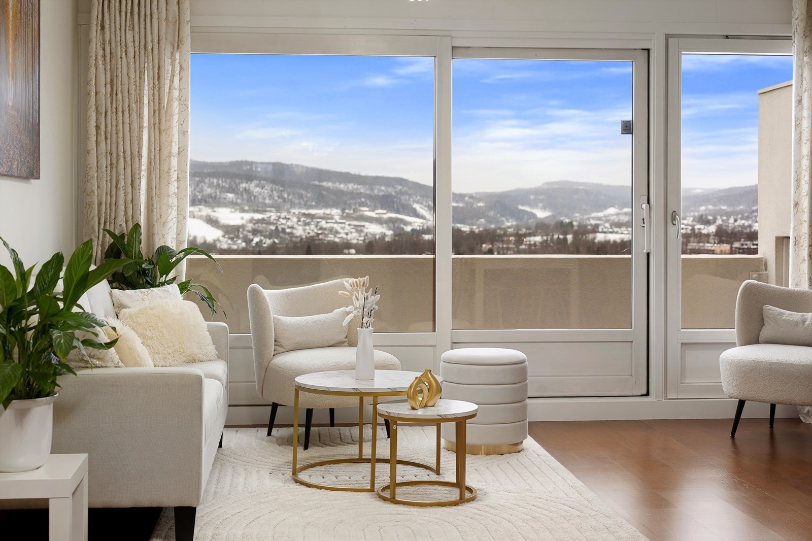 Alle overflater i stuen er malt i 2025. Sjekk den nydelige utsikten! Her får du ro ! Galleribilde