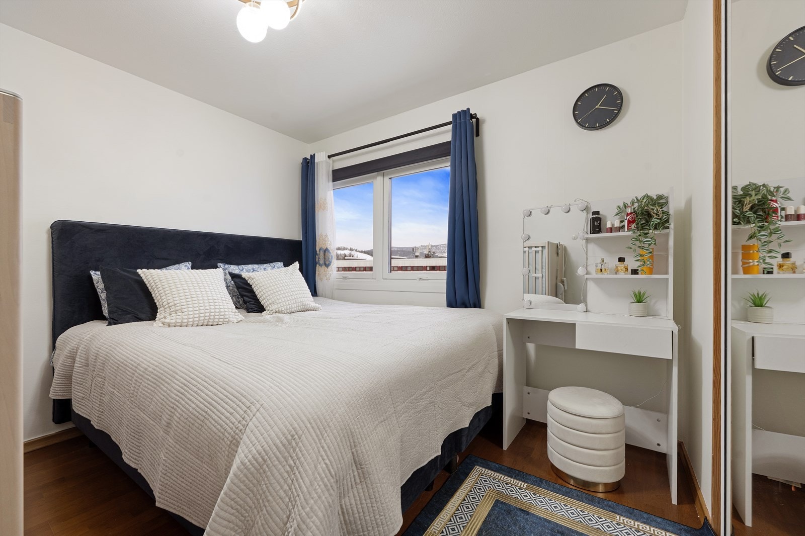 Romslig hovedsoverom med plass til dobbeltseng og nattbord på hver side. Galleribilde