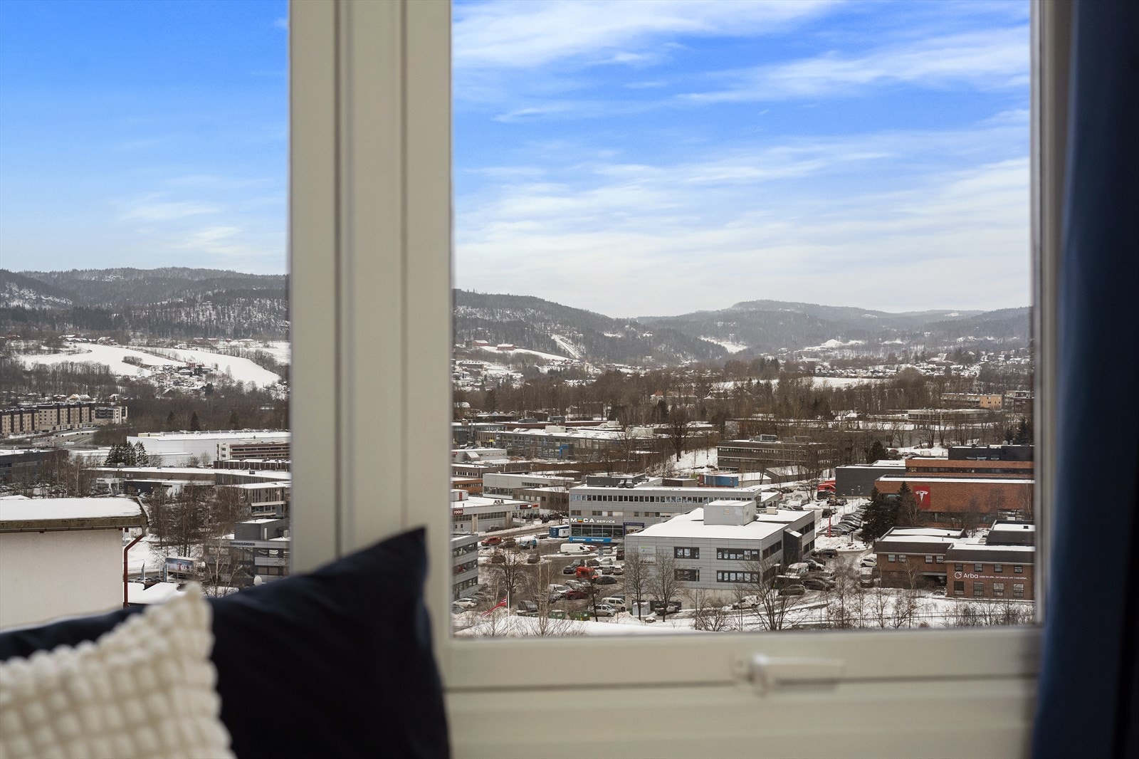 Fra hovedsoverommet kan du nyte utsikten og Bærum og marka. Galleribilde