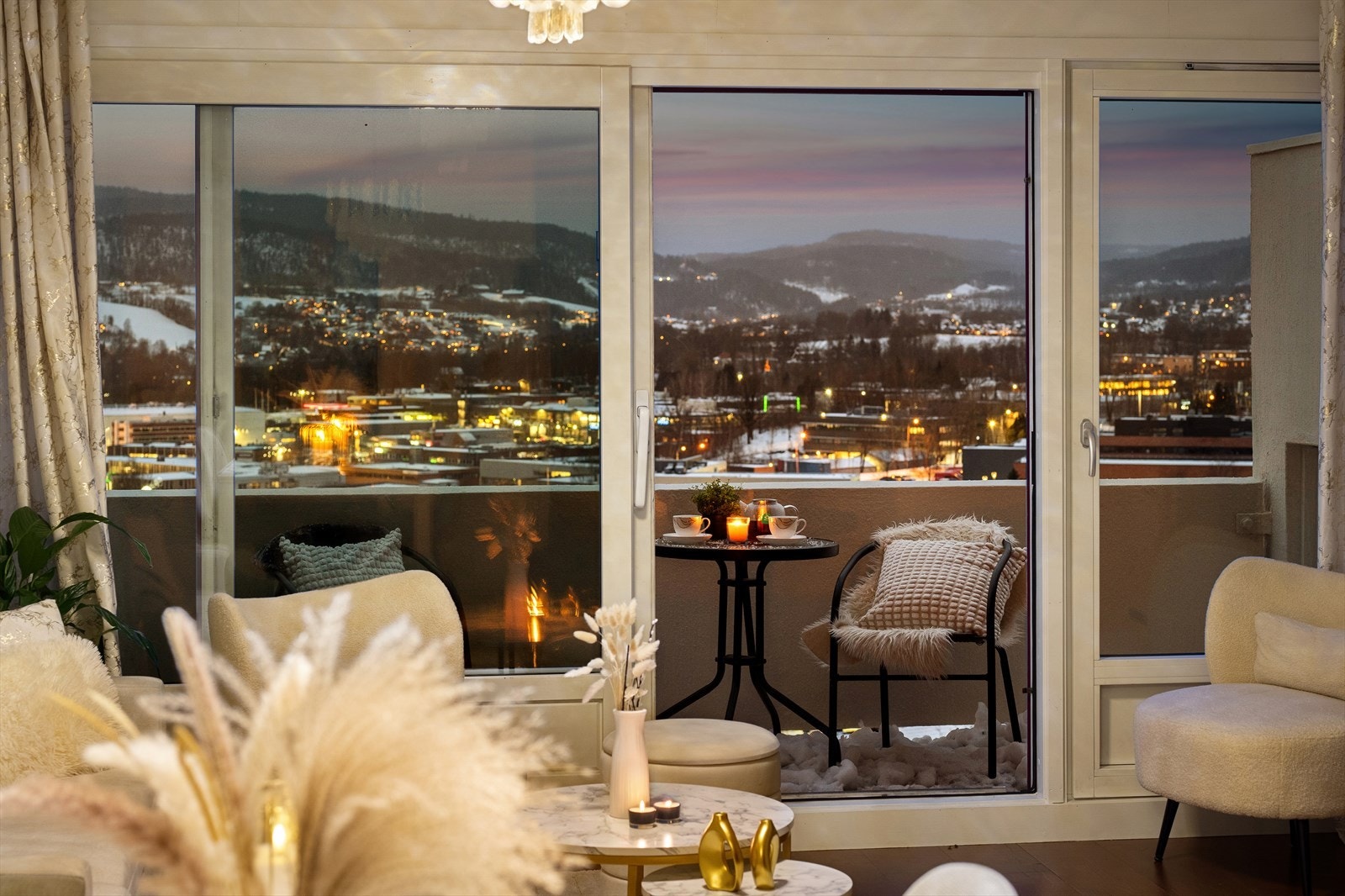 Velkommen til denne lekre leiligheten på Dønski med nydelig utsikt. Galleribilde