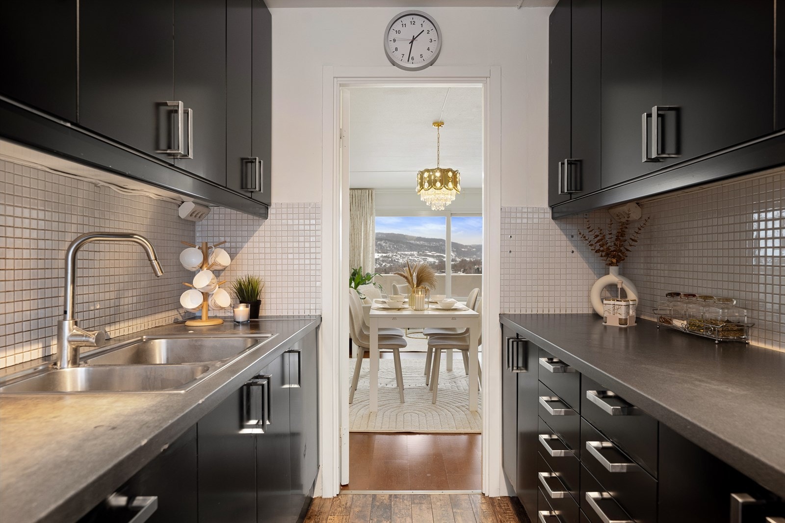 Kjøkkenet er utstyrt med laminat benkeplater, oppvaskmaskin og frittstående hvitevarer. Fliser bad benkeplaten. Galleribilde