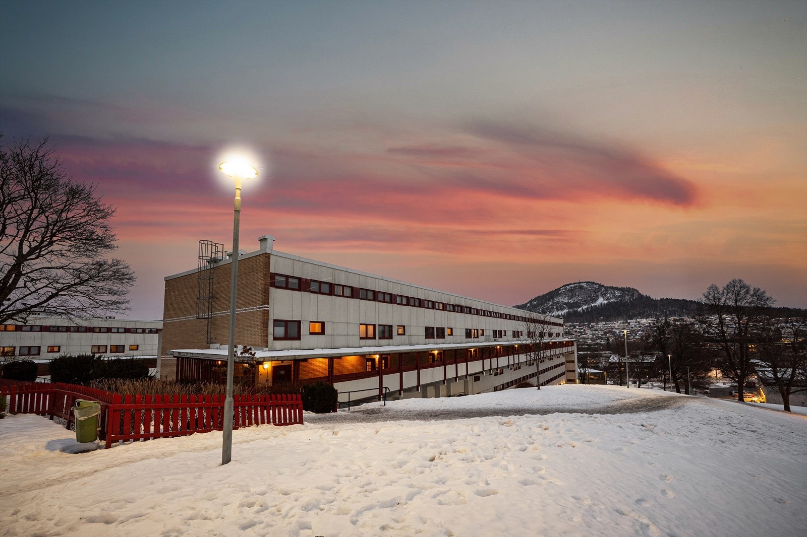 Dønski Boligsameie består av 206 seksjoner og har pent opparbeidede fellesarealer Galleribilde