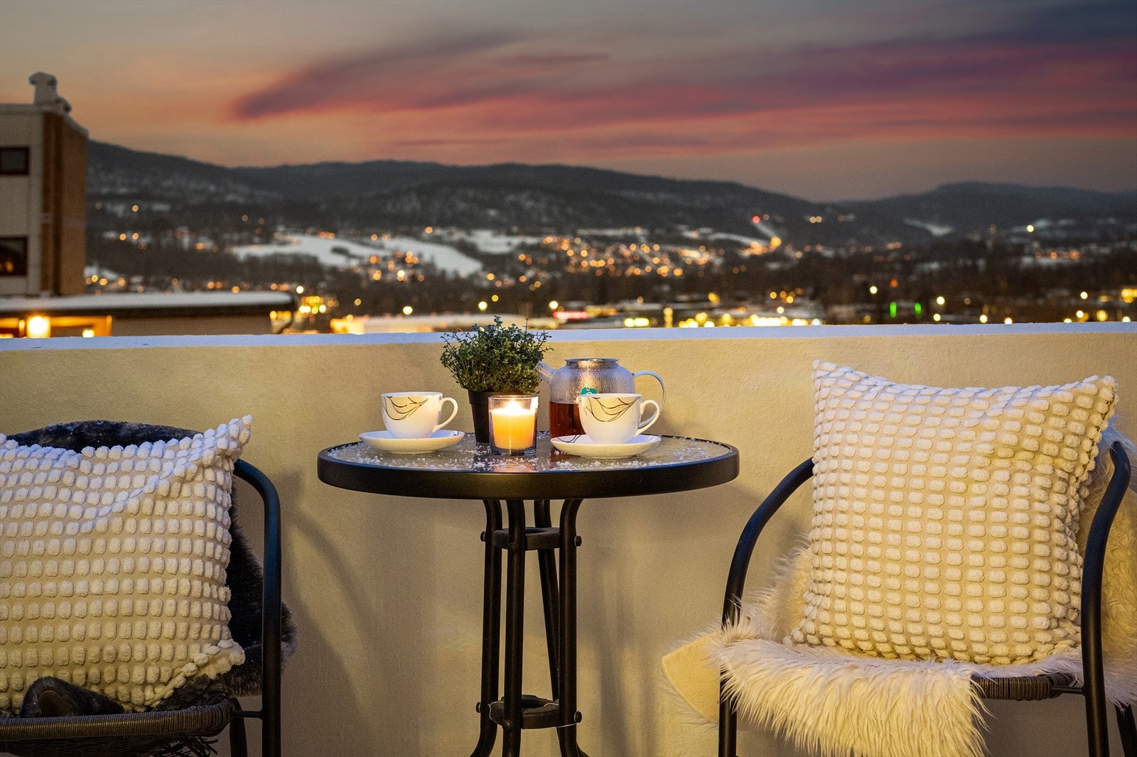 Balkongen er av betong og har plass til en hyggelig sittegruppe Galleribilde