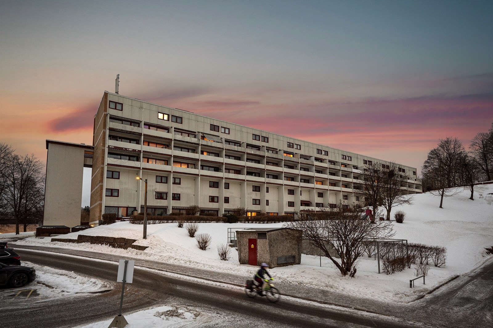 Leiligheten ligger i et boligbygg fra 1969 Galleribilde