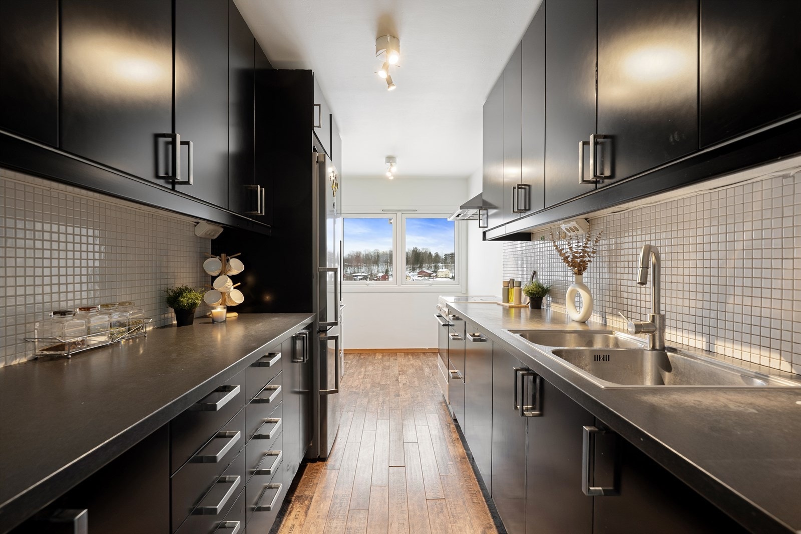 Pent kjøkken fra IKEA med mye skap og benkeplass. Galleribilde