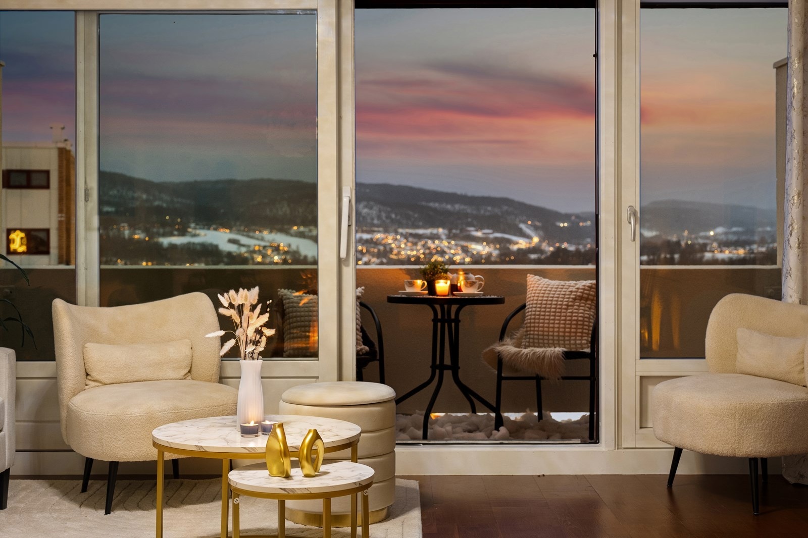 Her trenger du ikke gardiner da det blir som et maleri på utsiden. Galleribilde