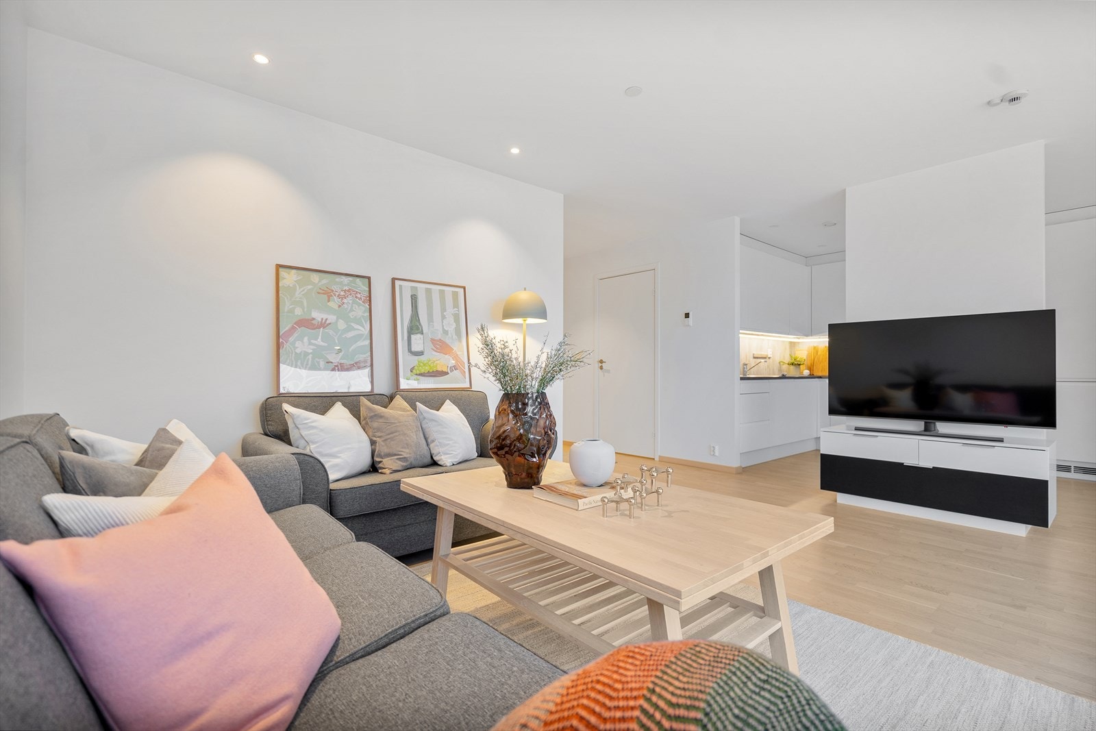 Den åpne løsningen skaper en luftig og innbydende atmosfære. Galleribilde