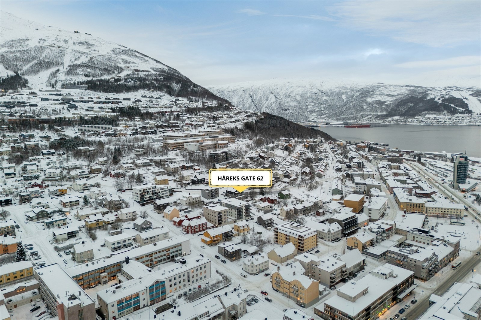 Beliggenheten er svært sentral med gangavstand til alle sentrumsfasiliteter. Galleribilde