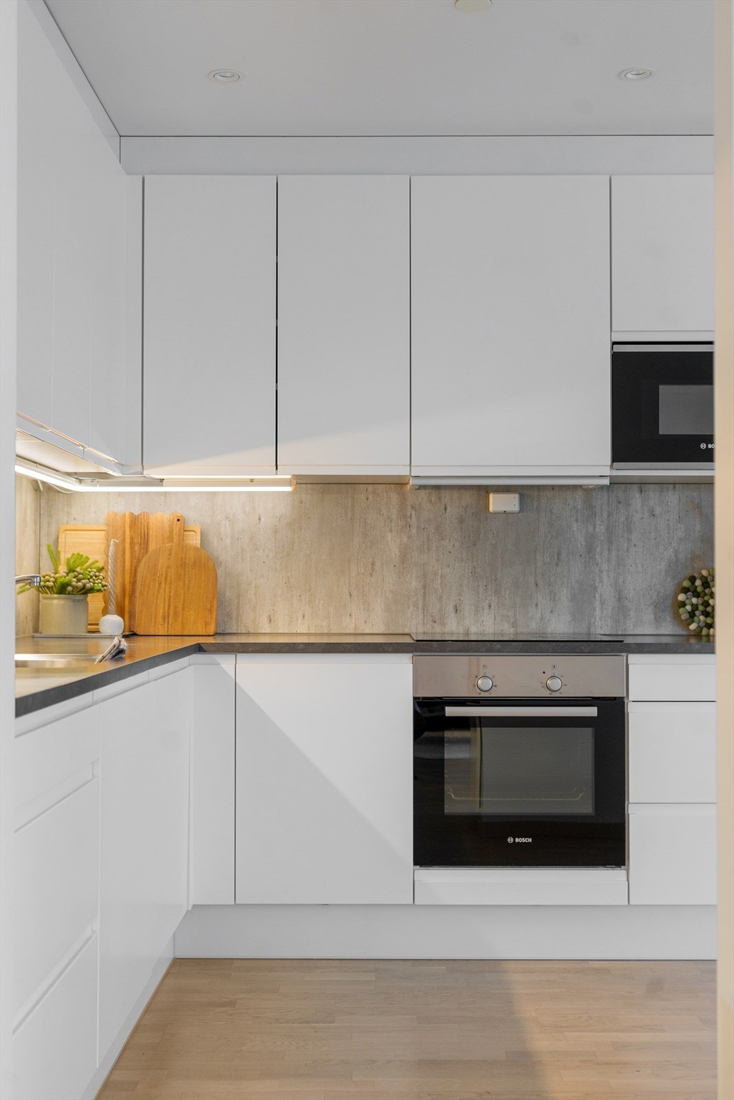 Kjøkkenet er utstyrt med integrerte kjøl/frys oppvaskmaskin, platetopp, stekeovn vannstoppsystem og komfyrvakt. Galleribilde