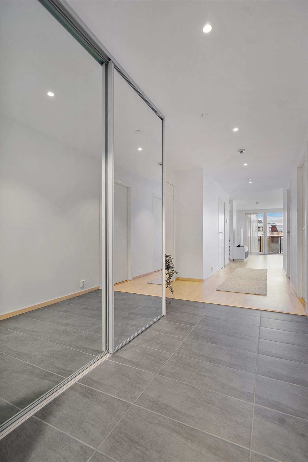 Velkommen inn! Stor entré med skyvedørsgarderobe som gir godt med oppbevaring. Galleribilde