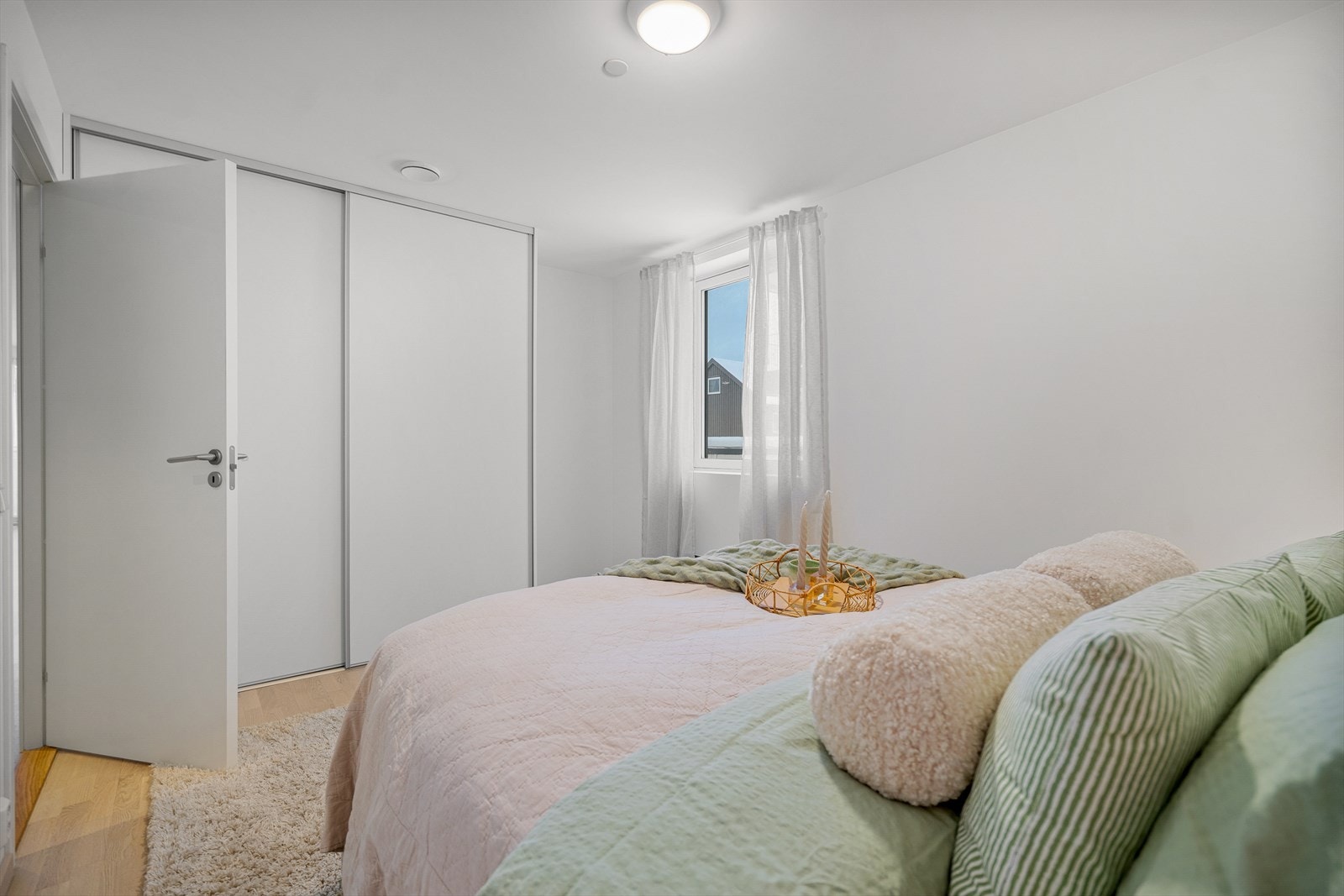 Soverom 1- Stor skyvedørsgarderobe med mye oppbevaringsplass. Galleribilde