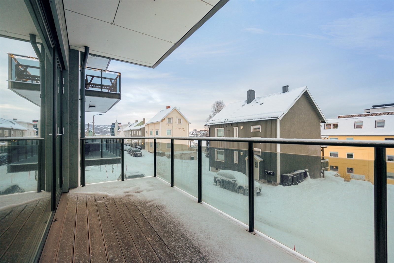 Overbygd balkong med plass til utemøbler. Galleribilde