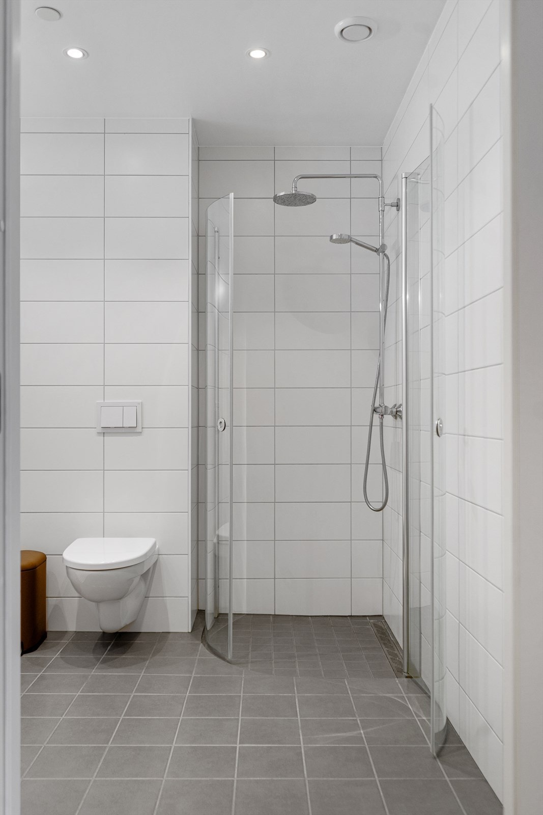 Badet har flislagt gulv med elektriske varmekabler i. Galleribilde