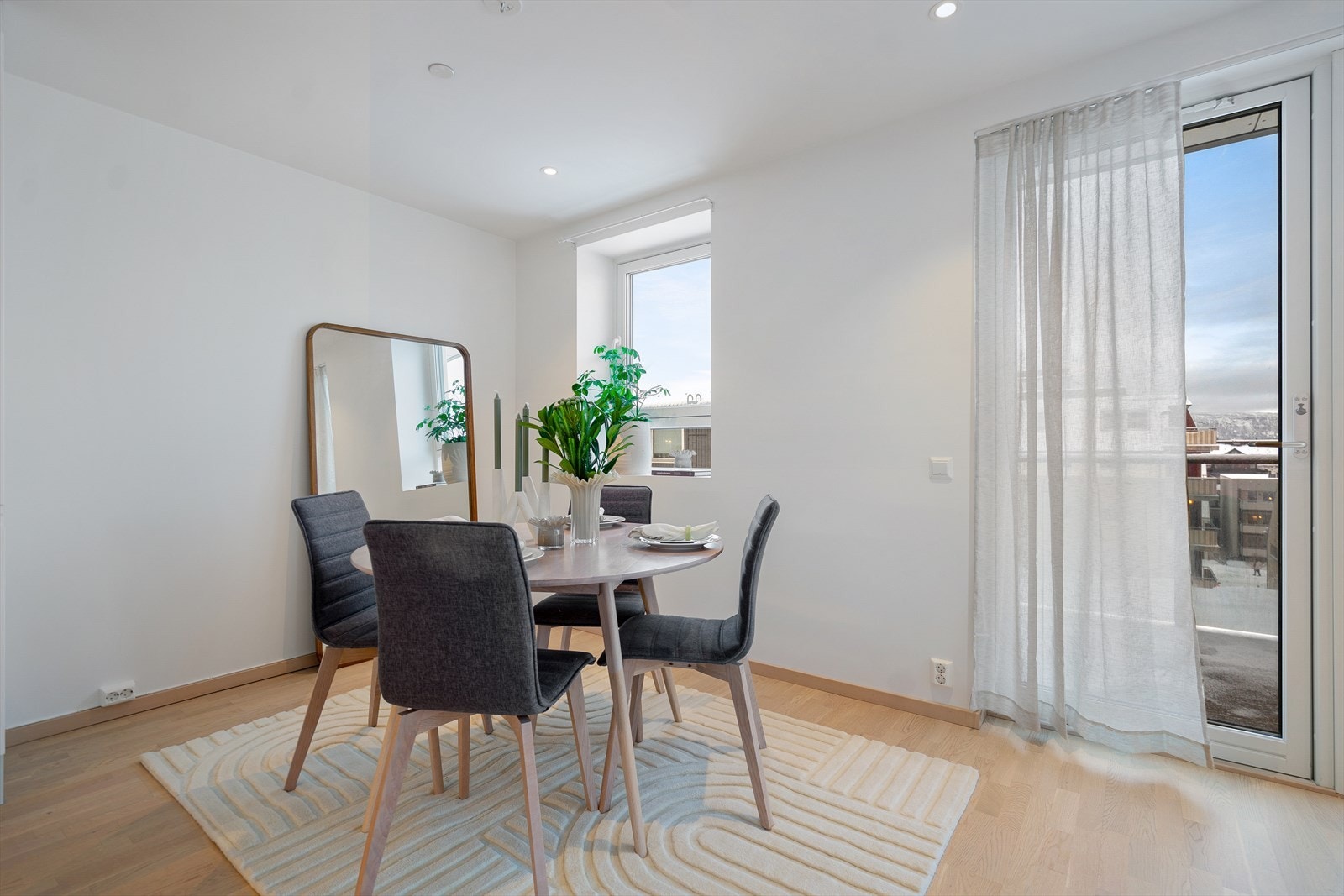 Fra spisestue er det utgang til balkong. Galleribilde