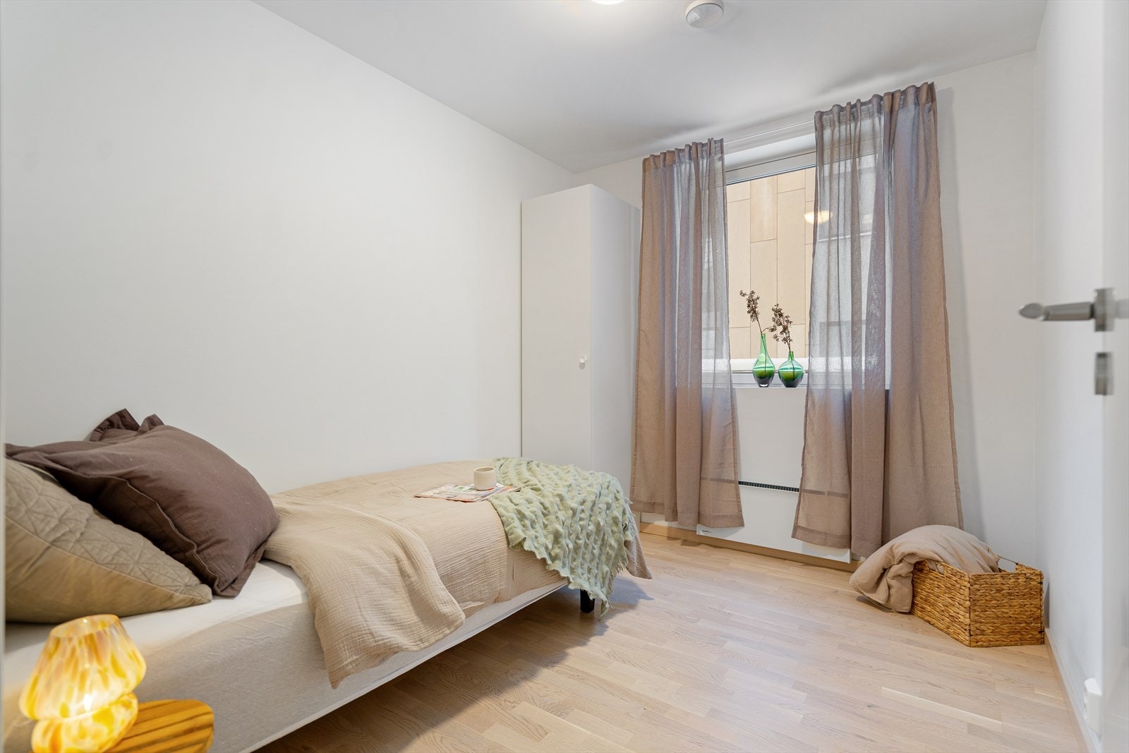 Soverom 2- lyst og fint soverom med garderobeskap. Galleribilde