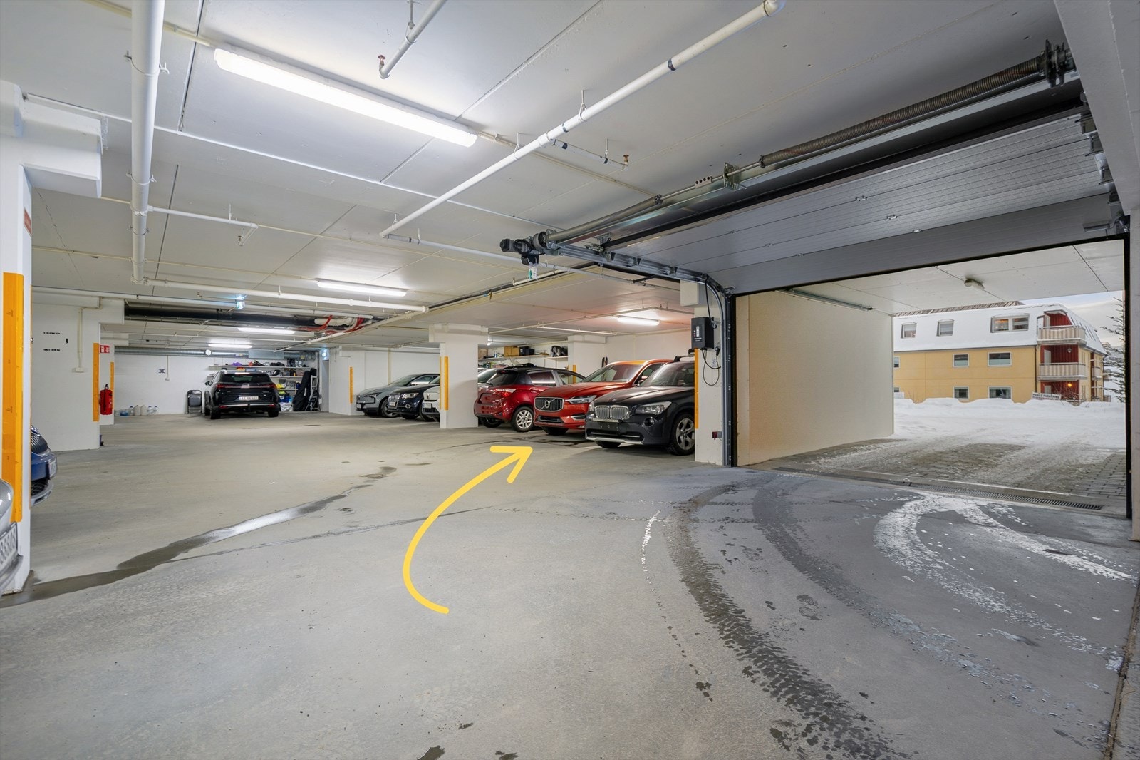 Garasjeplass som leiligheten disponerer. Galleribilde